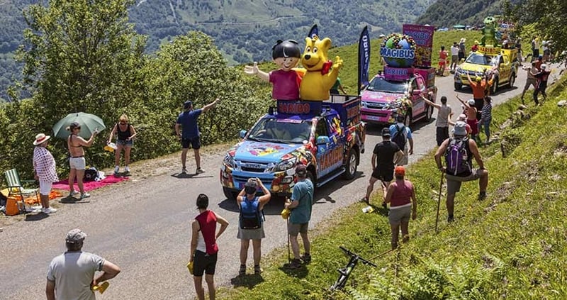 La caravane du Tour de France distribue des goodies